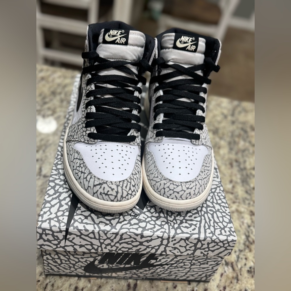 Nike Air Jordan 1 Retro High OG - Size 9